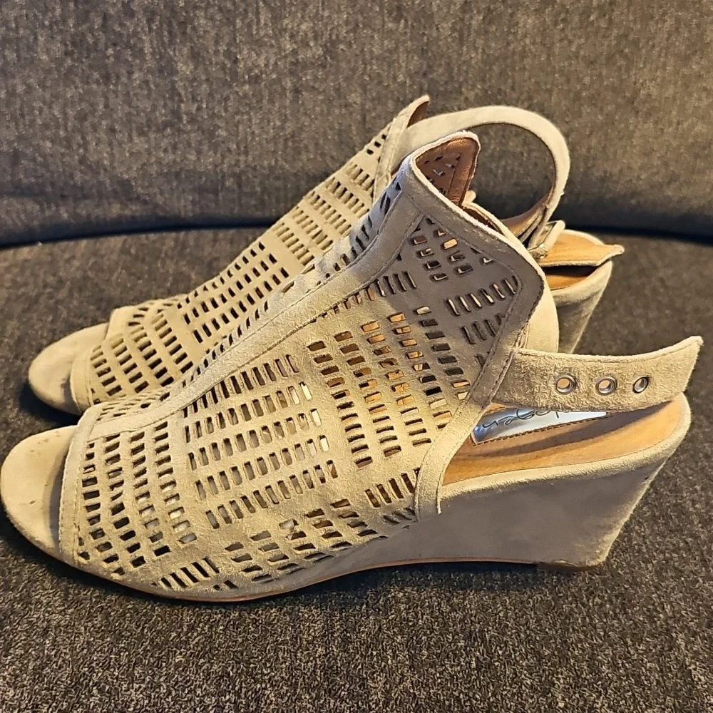 🩶🤎 Halogen Perforated Gray Wedge Sandals